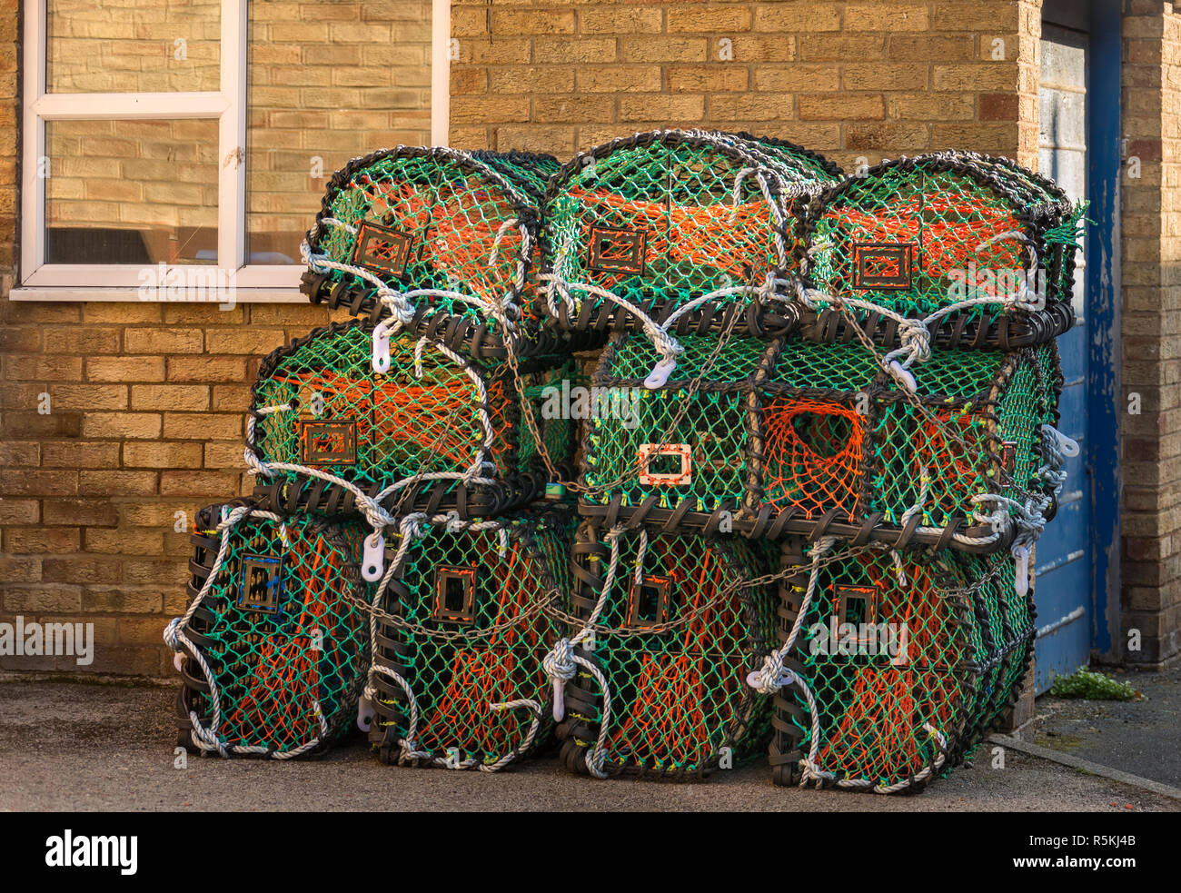 Des paniers de crabe à l'extérieur d'une maison. Banque D'Images