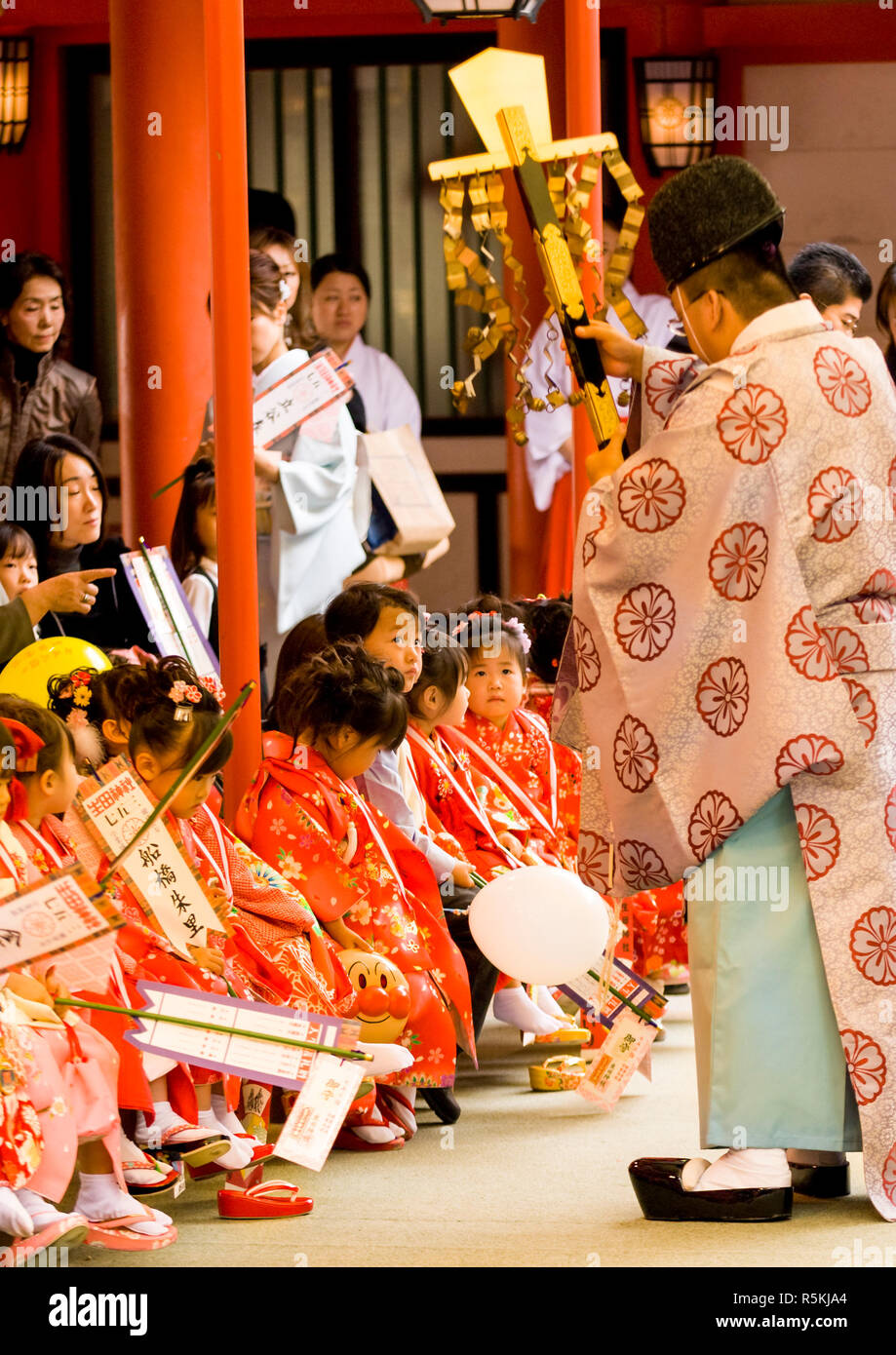 Les enfants japonais et les familles participant à l'assemblée annuelle, ou Shichi go san (7-5-3) cérémonie. Un temps pour s'habiller, être béni et réception présente Banque D'Images