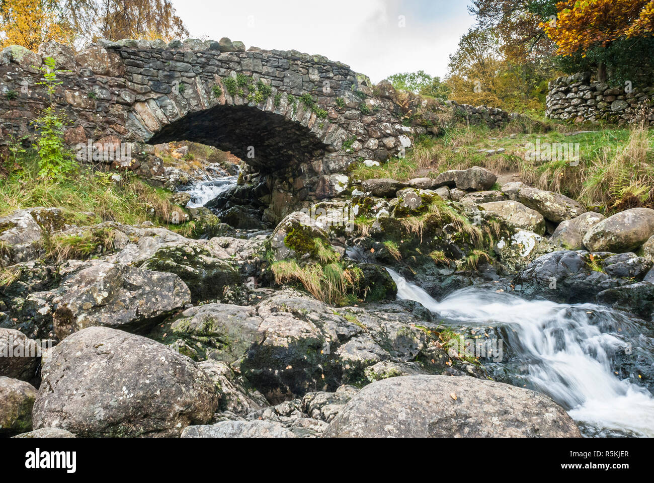 Ashness Pont. Un vieux pack horse bridge dans le district des lacs anglais près de Derwentwater et de la ville de Keswick. Banque D'Images