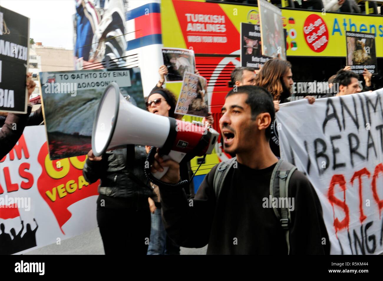 Vu un manifestant scandant des slogans sur un mégaphone pendant la  manifestation. Militants des droits de l'animal démontrent à Athènes contre  l'abus des animaux, de la violence, les mauvais traitements envers les