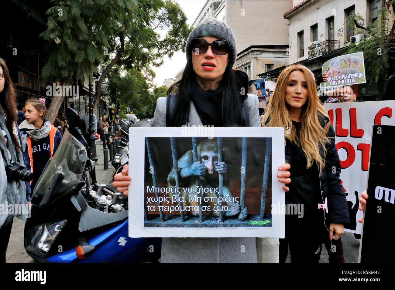 Un manifestant vu holding a placard pendant la manifestation. Militants des droits de l'animal démontrent à Athènes contre l'abus des animaux, de la violence, les mauvais traitements envers les animaux et la promotion d'un mode de vie végétalien. Banque D'Images