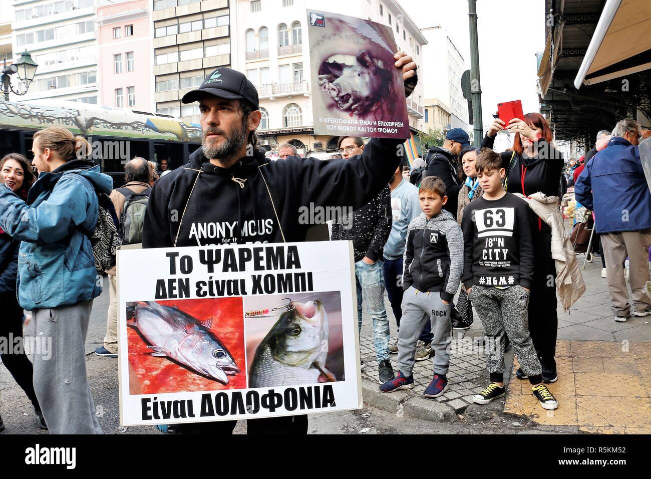 Vu un manifestant tenant des pancartes pendant la manifestation. Militants des droits de l'animal démontrent à Athènes contre l'abus des animaux, de la violence, les mauvais traitements envers les animaux et la promotion d'un mode de vie végétalien. Banque D'Images