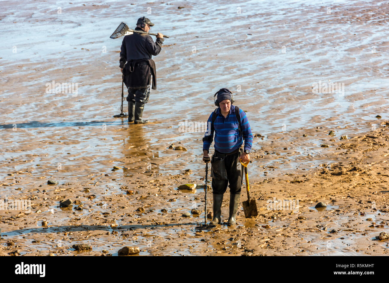 Deux des chasseurs de trésor sur la plage. Banque D'Images