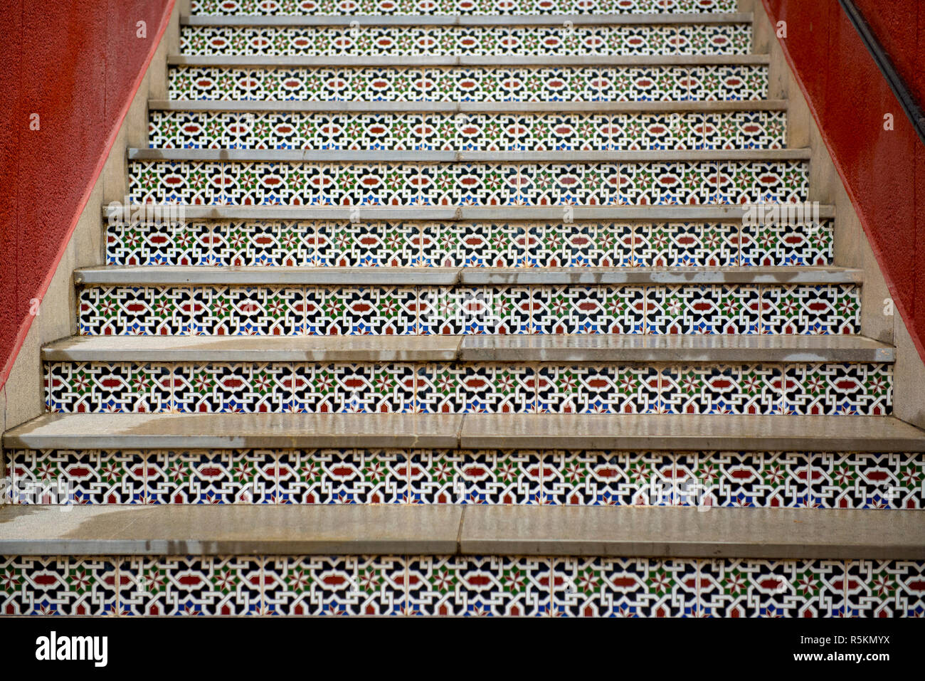 Sol carrelé en marqueterie escalier dans le style traditionnel espagnol dans une maison dans la ville andalouse de Ronda, dans le sud de l'Espagne Banque D'Images