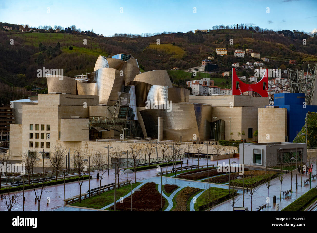 Vue sur le musée Guggenheim de Bilbao, en Espagne et les collines environnantes Banque D'Images