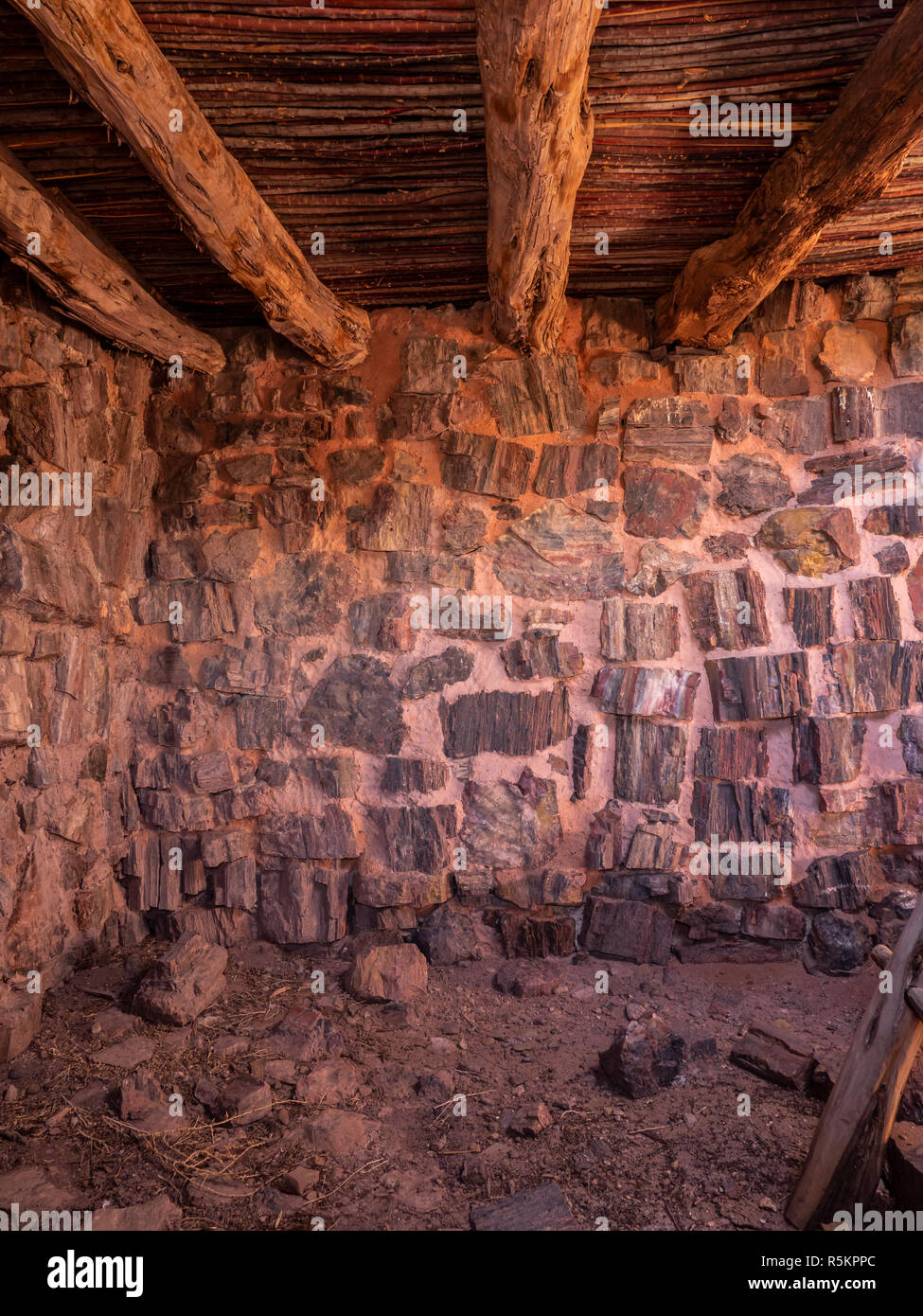 Intérieur de l'Agate House ruin, Long Log et Agate House, des sentiers du Parc National de la Forêt Pétrifiée, Arizona. Banque D'Images