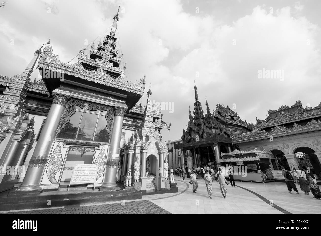 YANGON, MYANMAR - 16 novembre, 2018 : Noir et blanc photo de la pagode Shwedagon, un des plus important de Yangon, Myanmar Banque D'Images