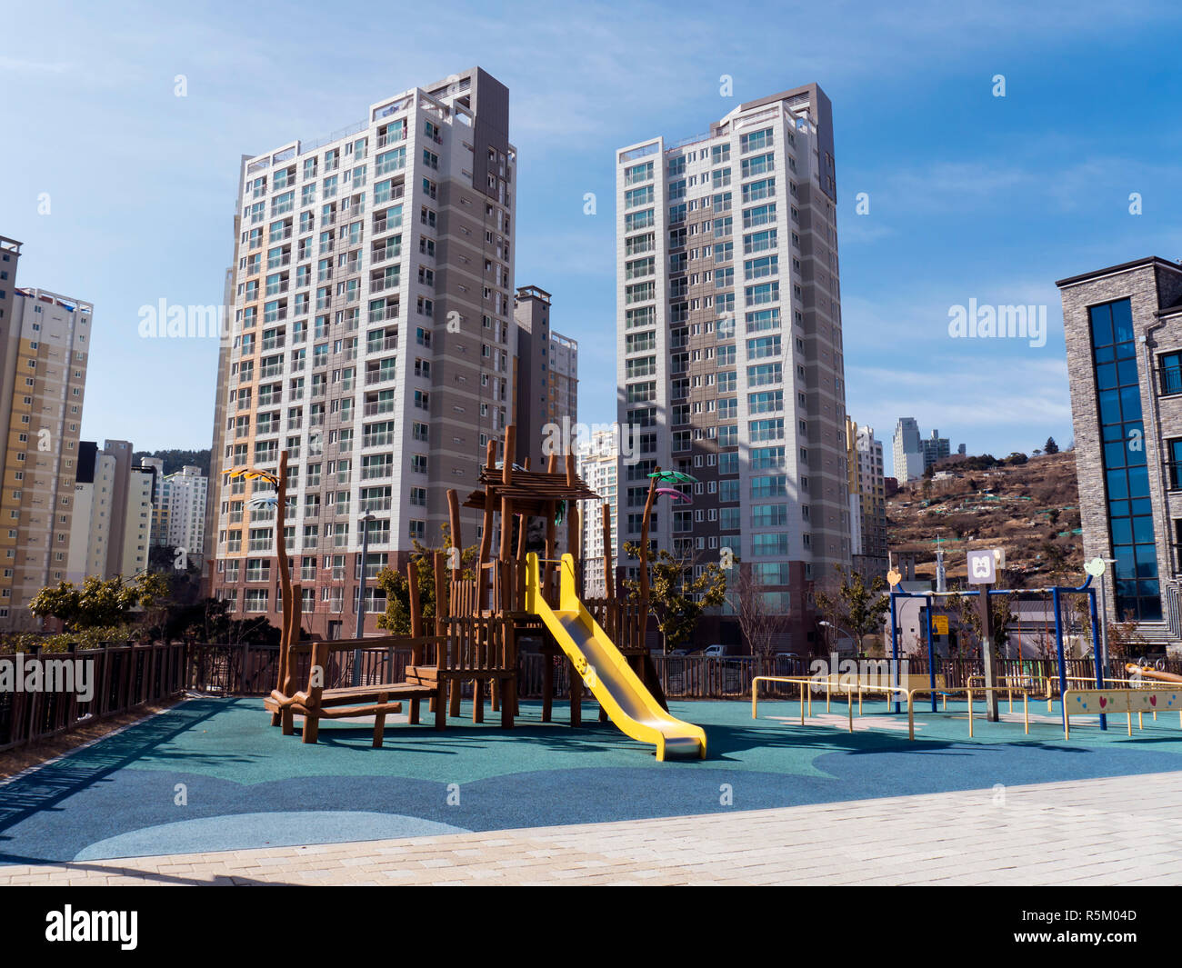 L'aire de jeux pour les enfants et les grands bâtiments en zone riche de la ville de Yeosu. La Corée du Sud Banque D'Images L'aire de jeux pour les enfants et les grands bâtiments en zone riche de la ville de Yeosu. La Corée du Sud Banque D'Images