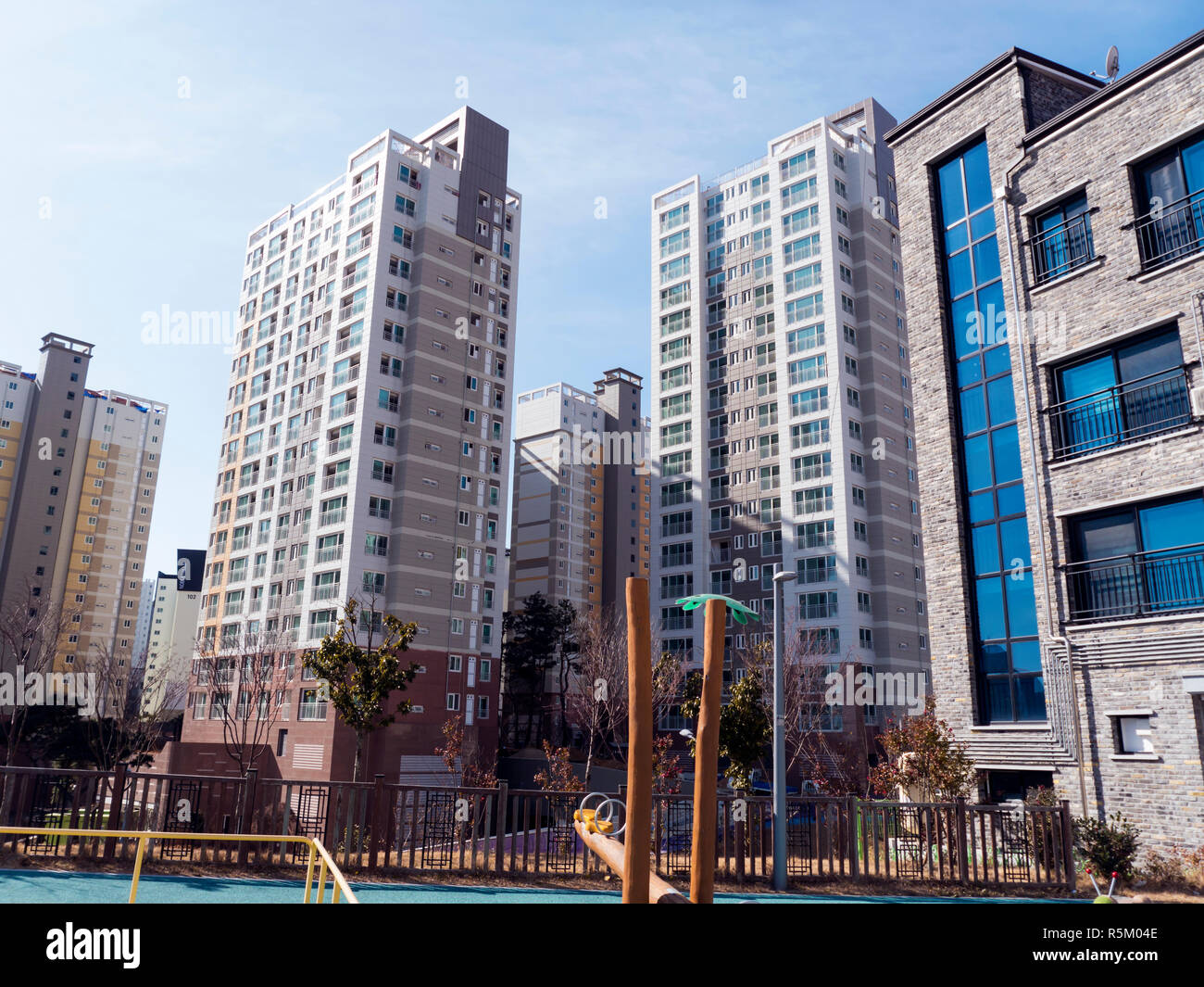 L'aire de jeux pour les enfants et les grands bâtiments en zone riche de la ville de Yeosu. La Corée du Sud Banque D'Images L'aire de jeux pour les enfants et les grands bâtiments en zone riche de la ville de Yeosu. La Corée du Sud Banque D'Images