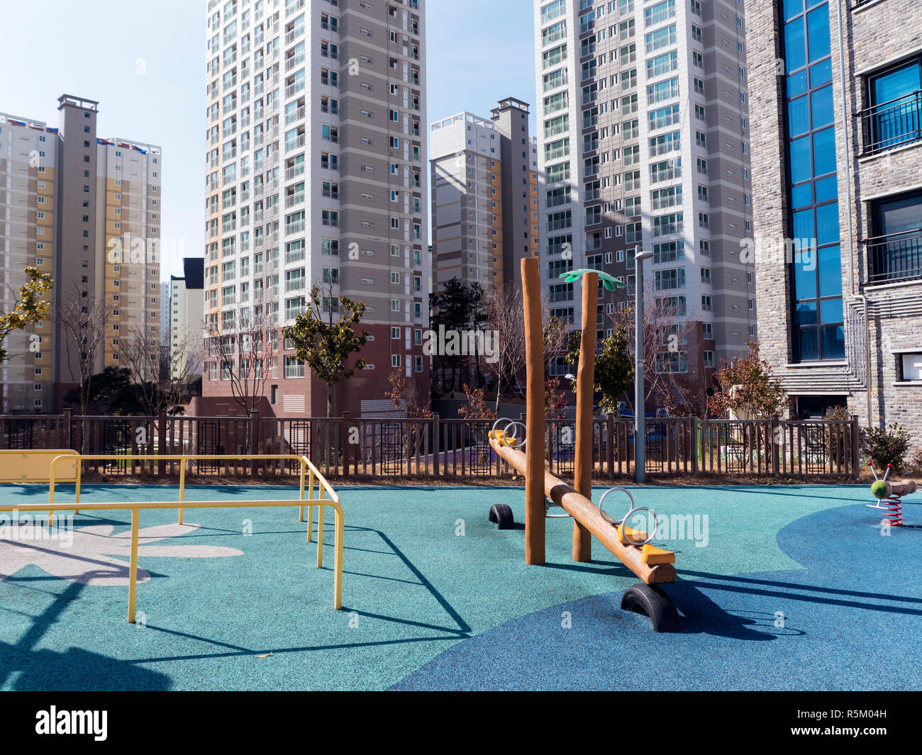 L'aire de jeux pour les enfants et les grands bâtiments en zone riche de la ville de Yeosu. La Corée du Sud Banque D'Images L'aire de jeux pour les enfants et les grands bâtiments en zone riche de la ville de Yeosu. La Corée du Sud Banque D'Images