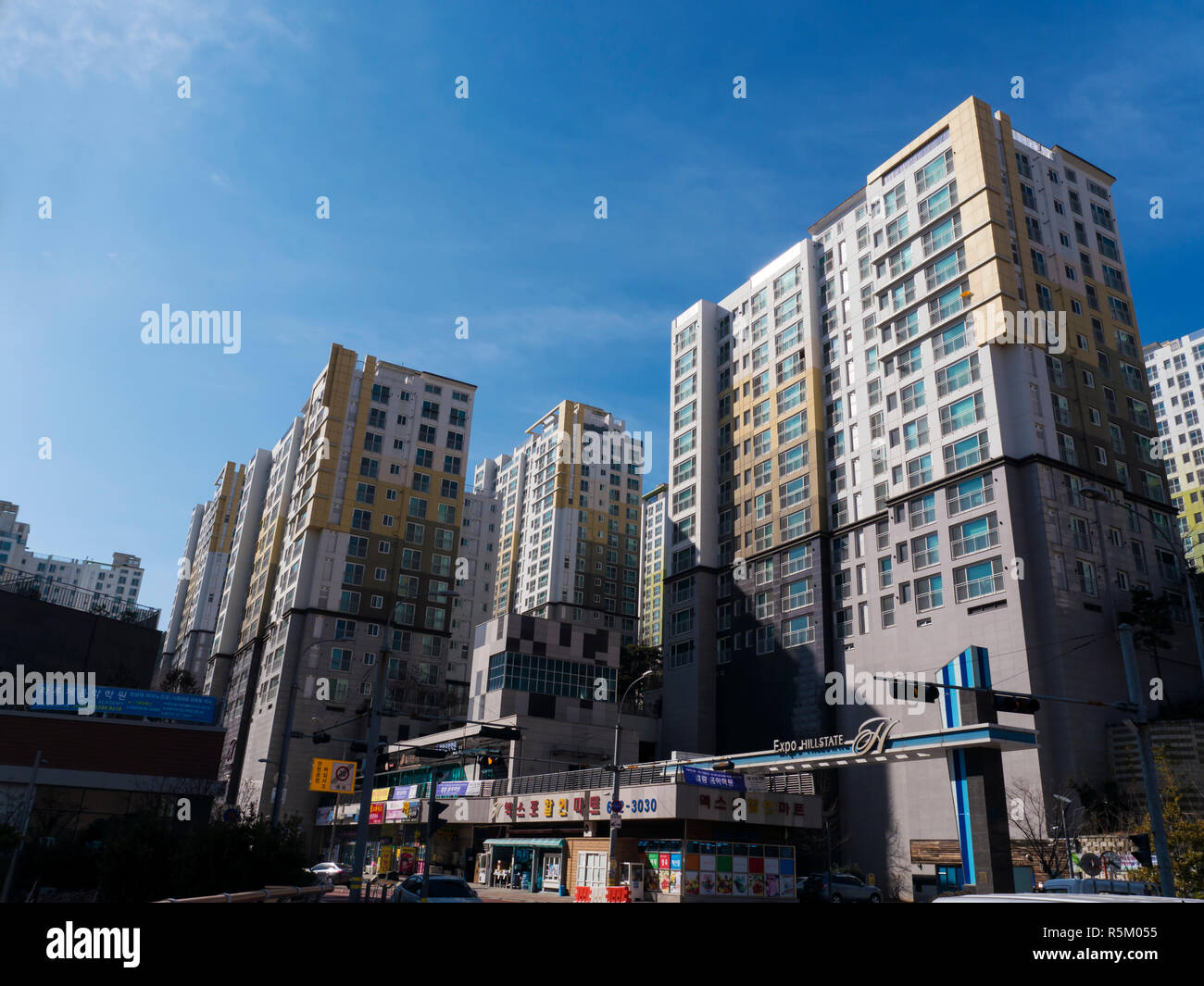 La journée ensoleillée et le riche dans la ville de Yeosu avec de grands bâtiments. Banque D'Images