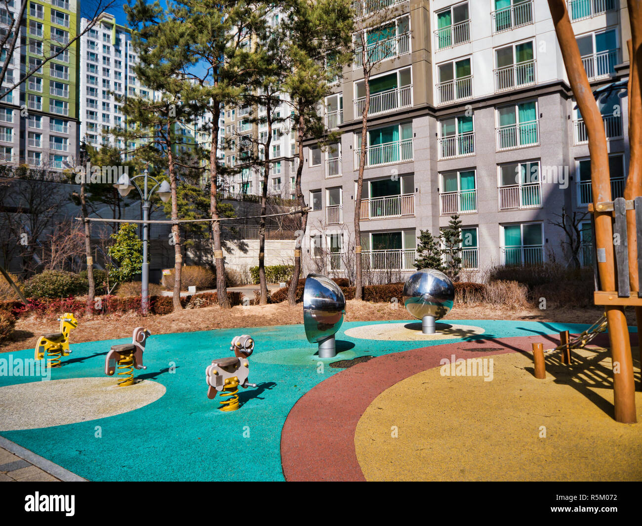 L'aire de jeux pour les enfants et les grands bâtiments en zone riche de la ville de Yeosu. La Corée du Sud Banque D'Images L'aire de jeux pour les enfants et les grands bâtiments en zone riche de la ville de Yeosu. La Corée du Sud Banque D'Images