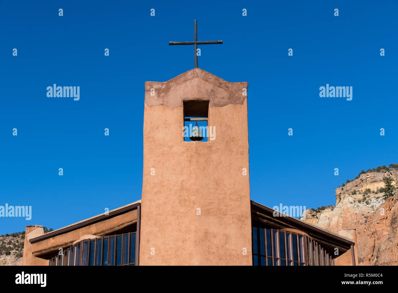 Clocher et la croix en bois rustique de l'Église sous un ciel bleu parfait au Monastère du Christ dans le désert près de Abiquiu, Nouveau Mexique Banque D'Images