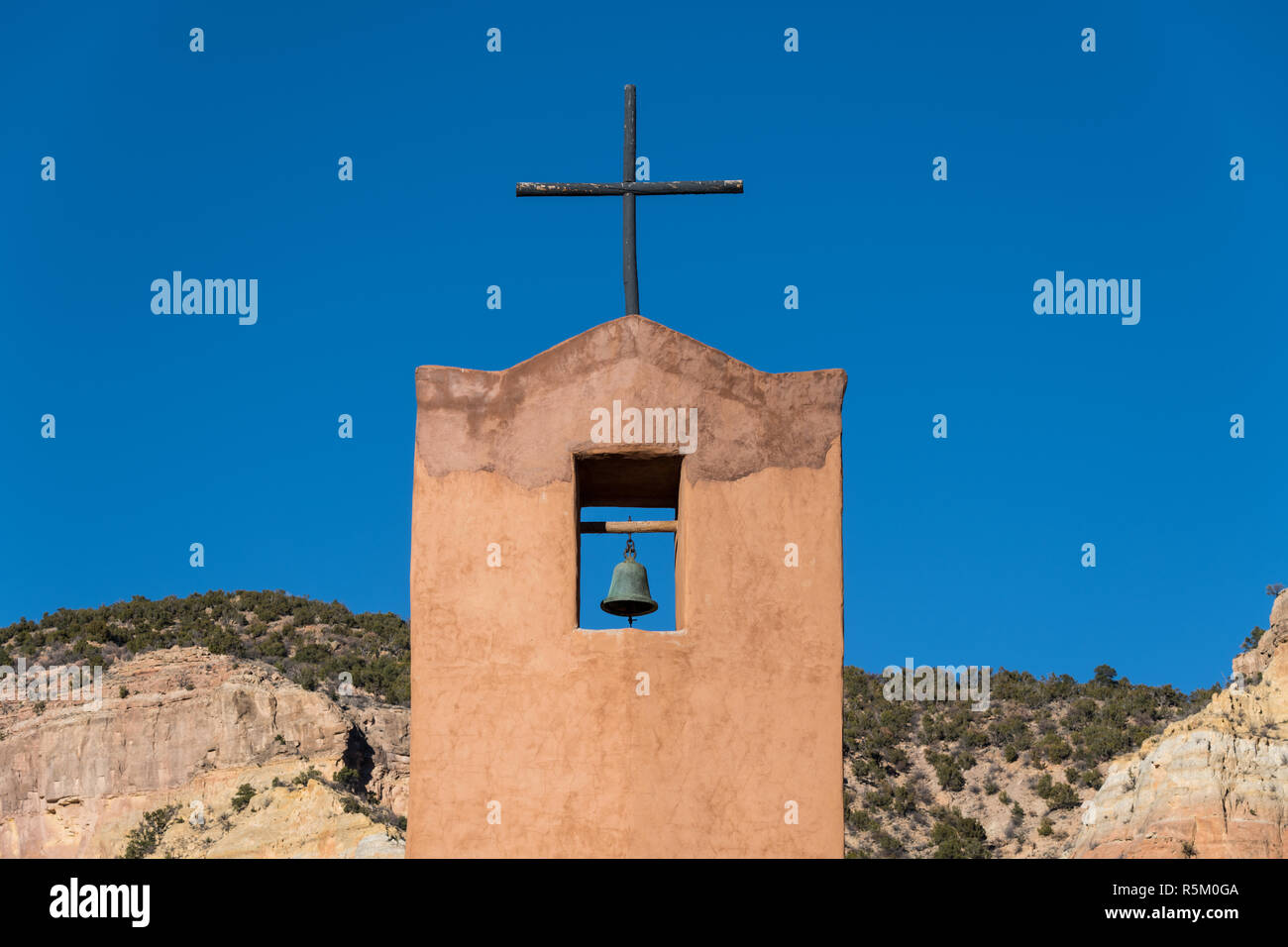 Clocher et la croix en bois rustique de l'Église sous un ciel bleu parfait au Monastère du Christ dans le désert près de Abiquiu, Nouveau Mexique Banque D'Images