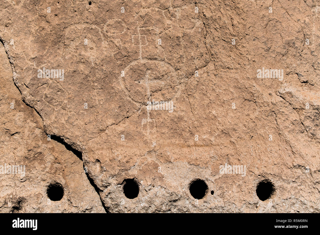 D'anciens pétroglyphes gravés sur une falaise au Bandelier National Monument au Nouveau Mexique Banque D'Images