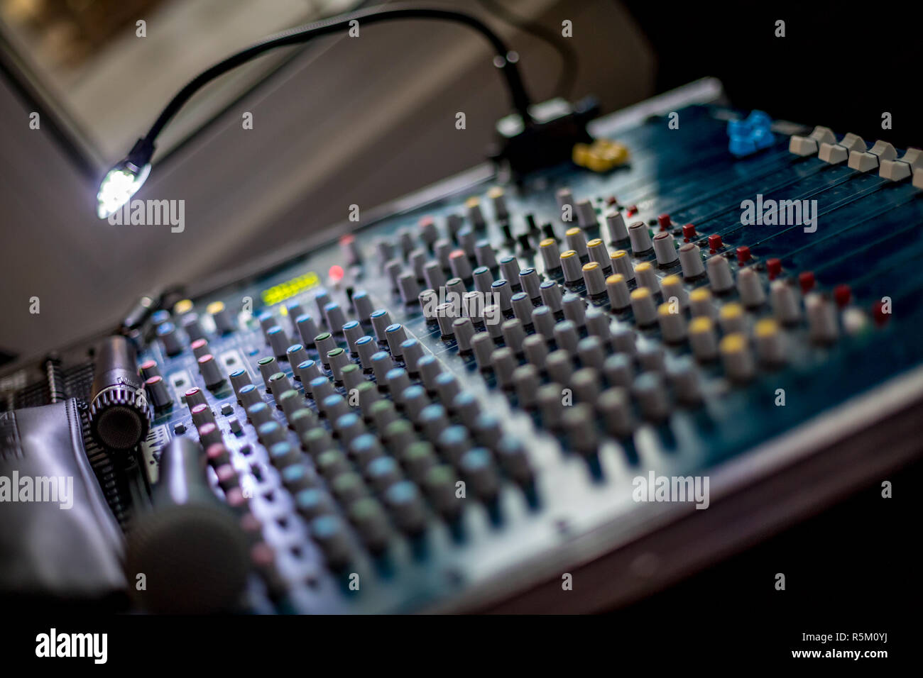 Focus sélectif ou profondeur de champ nuit photo de mixage avec petite lampe allumée et microphone. Arrière-plan flou Banque D'Images