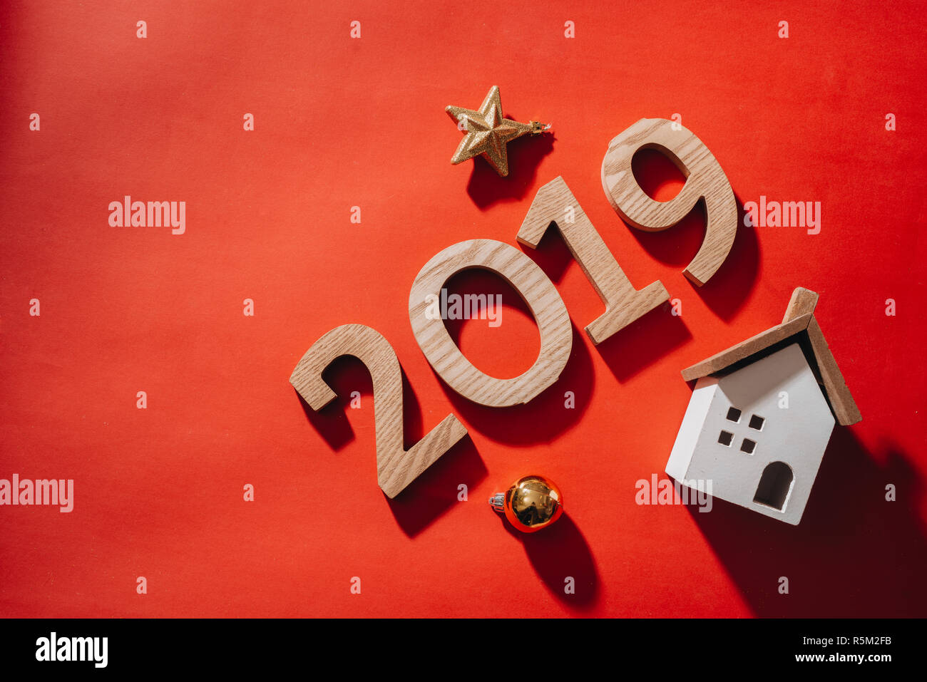 Pour la nouvelle année 2019 sur fond rouge avec boîte cadeau et décoration de Noël. Banque D'Images