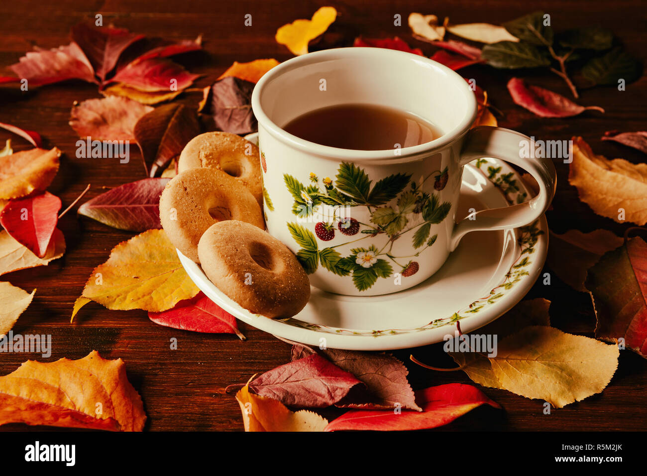 Tasse de thé avec des biscuits et du feuillage d'automne Banque D'Images