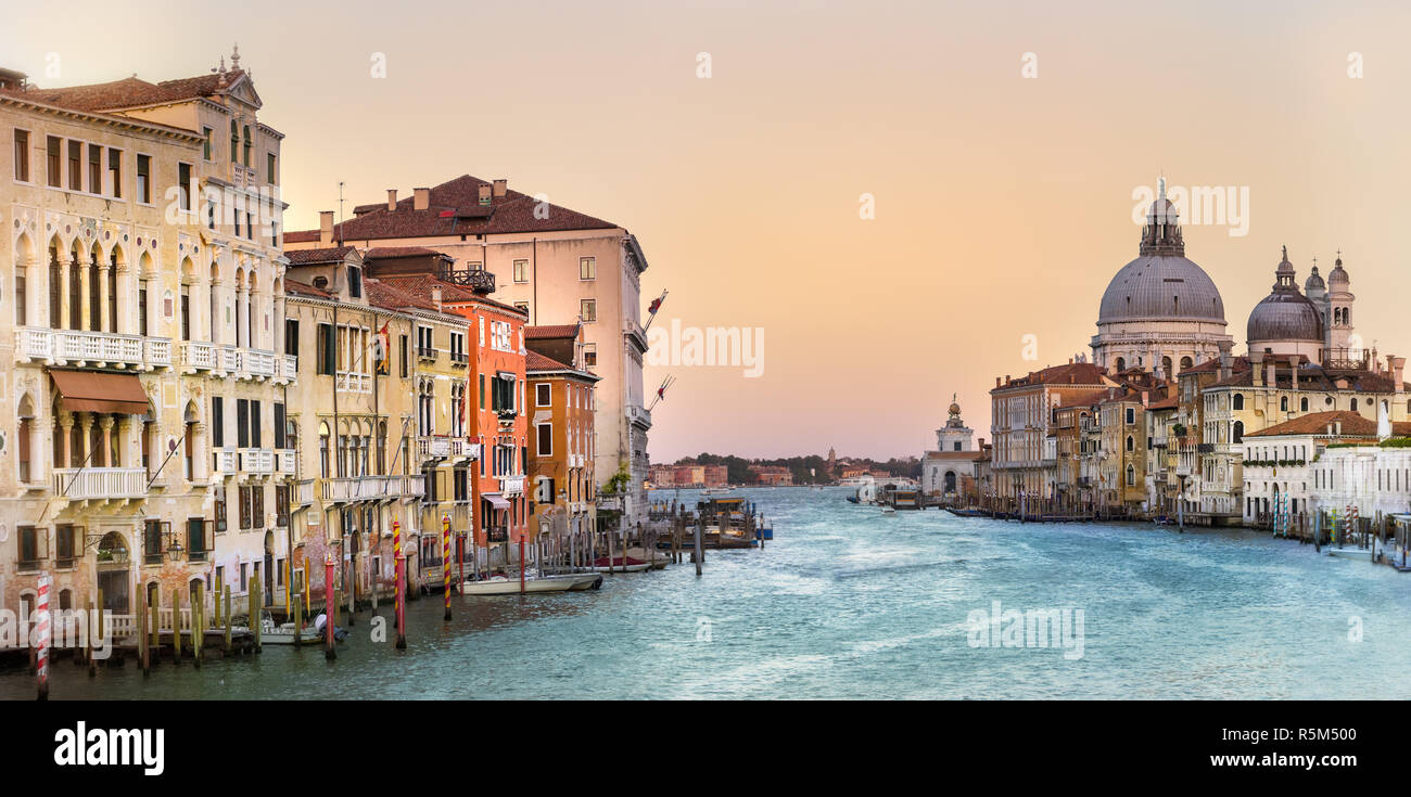 Vue sur le Grand canal et la Basilique Santa Maria della Salute, Venise, Italie. Banque D'Images
