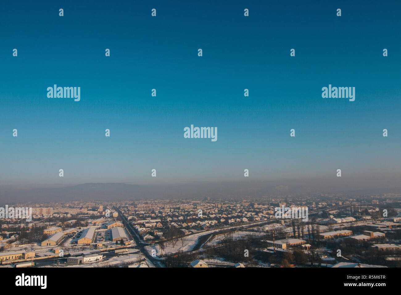 Petite ville de Moukatchevo paysage avec fond neigeux Banque D'Images