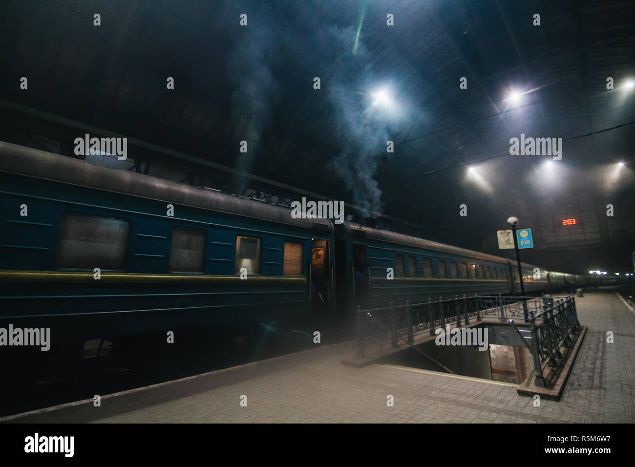 Nuit à la station de train à Lviv, Ukraine Banque D'Images