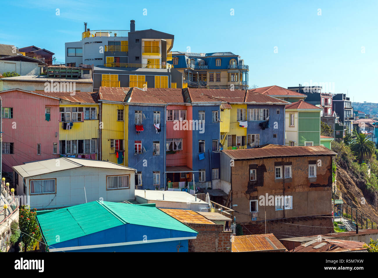 Vieilles maisons colorées vu à Valparaiso, Chili Banque D'Images