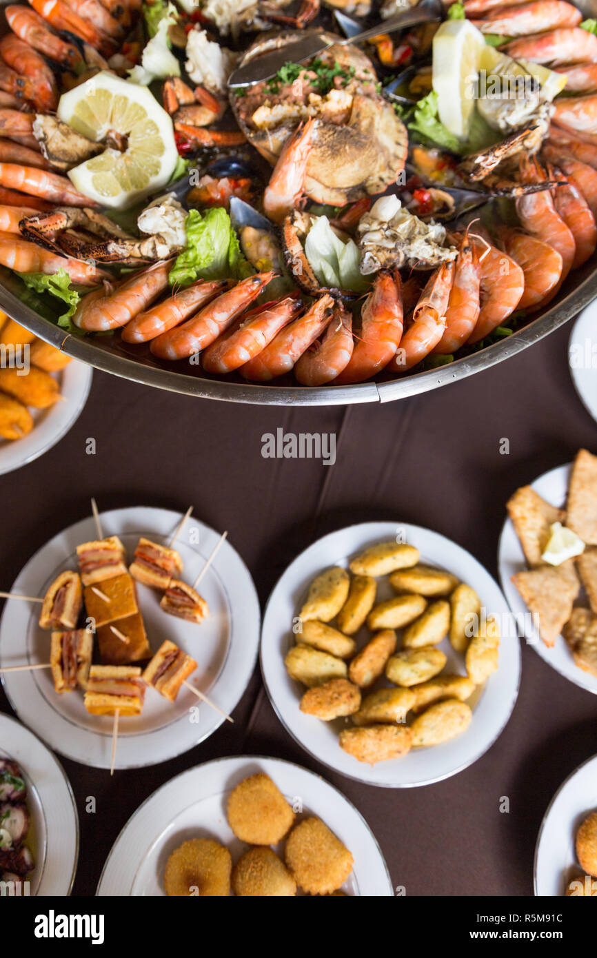 Une assiette de fruits de mer et le crabe dans grand plat en métal Banque D'Images