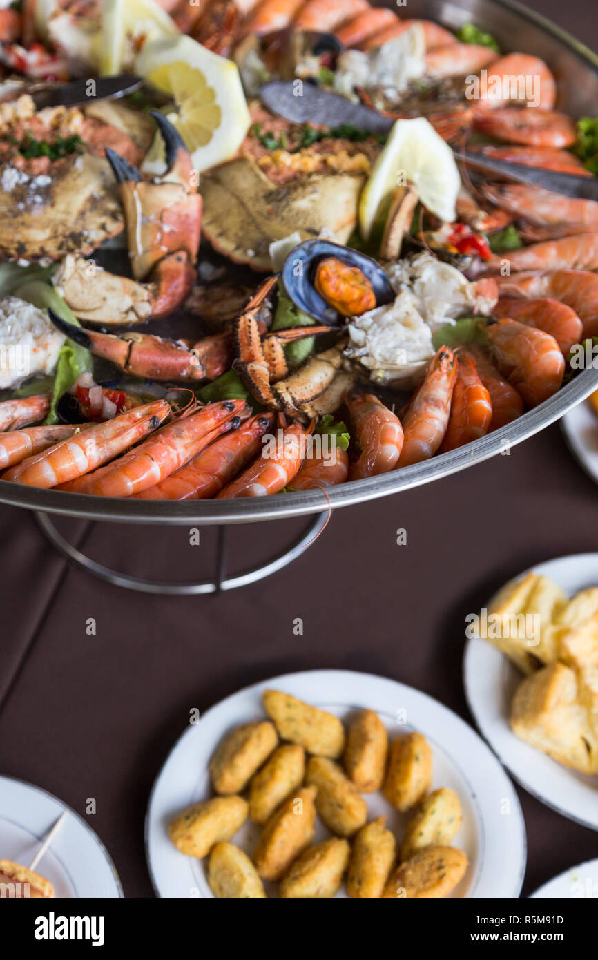 Une assiette de fruits de mer et le crabe dans grand plat en métal Banque D'Images