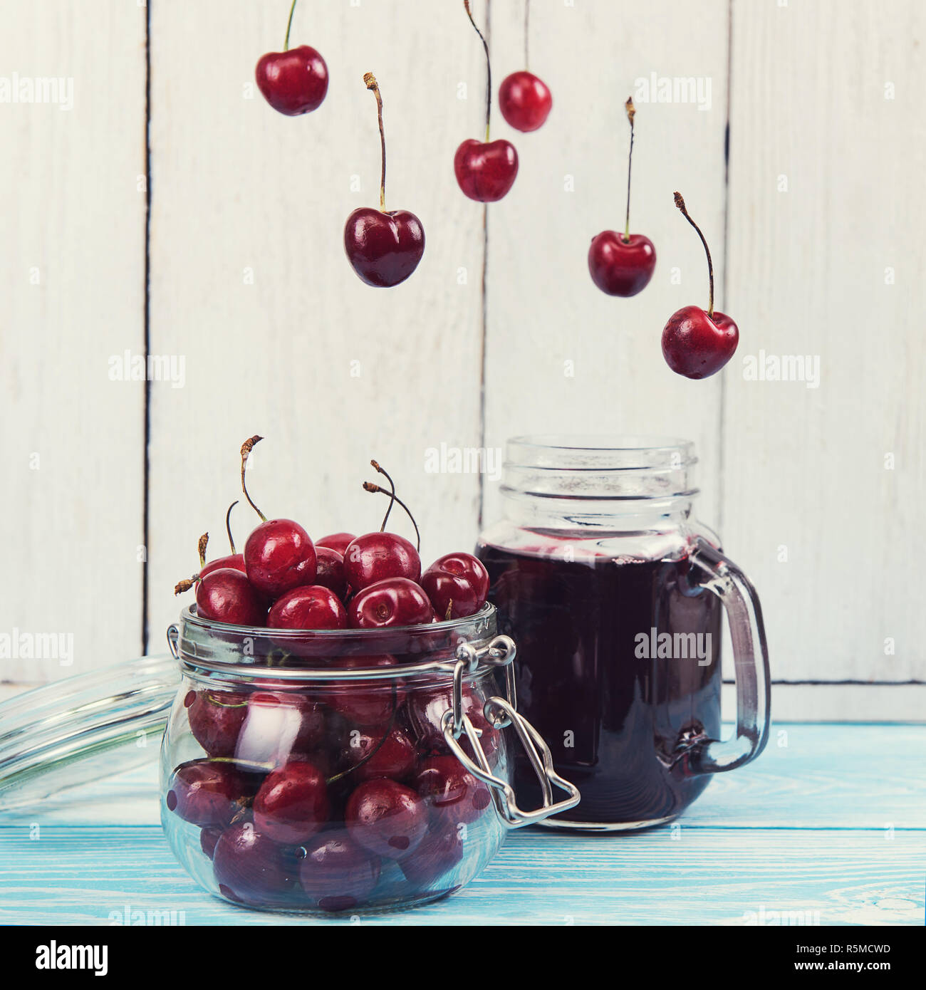 Du jus de cerise avec verre de fruits rouges Banque D'Images