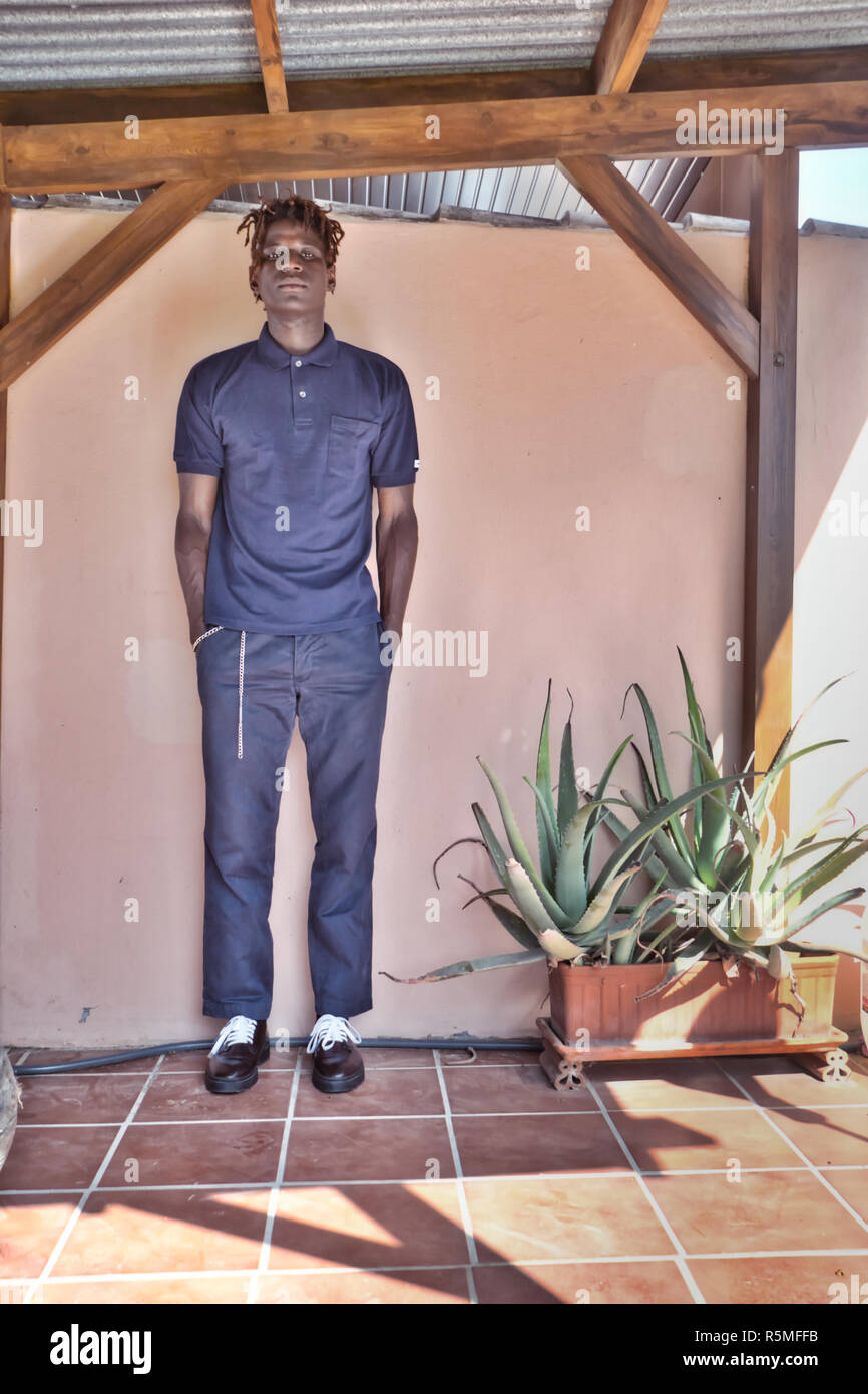 Portrait en pied d'un joli black guy Banque D'Images