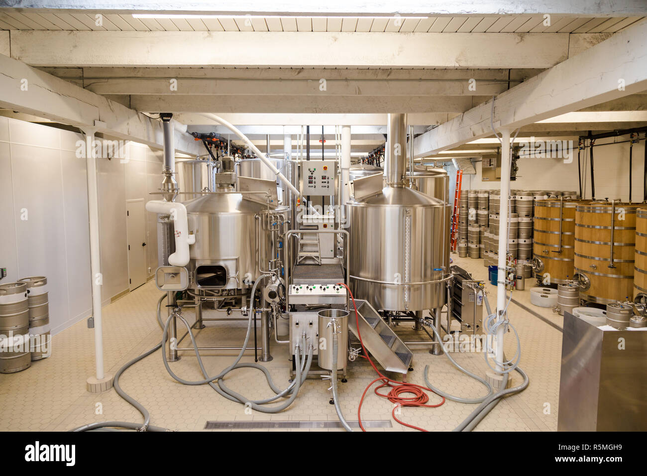 Dans une salle d'équipement utilisé dans la production de bières de microbrasseries. Banque D'Images