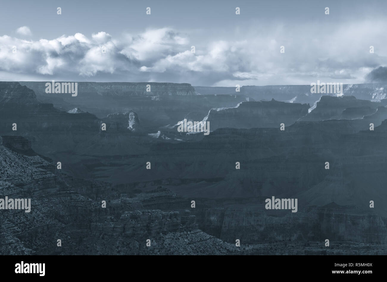 Présentation monochrome du Grand Canyon après une tempête hivernale, Arizona, United States. Banque D'Images