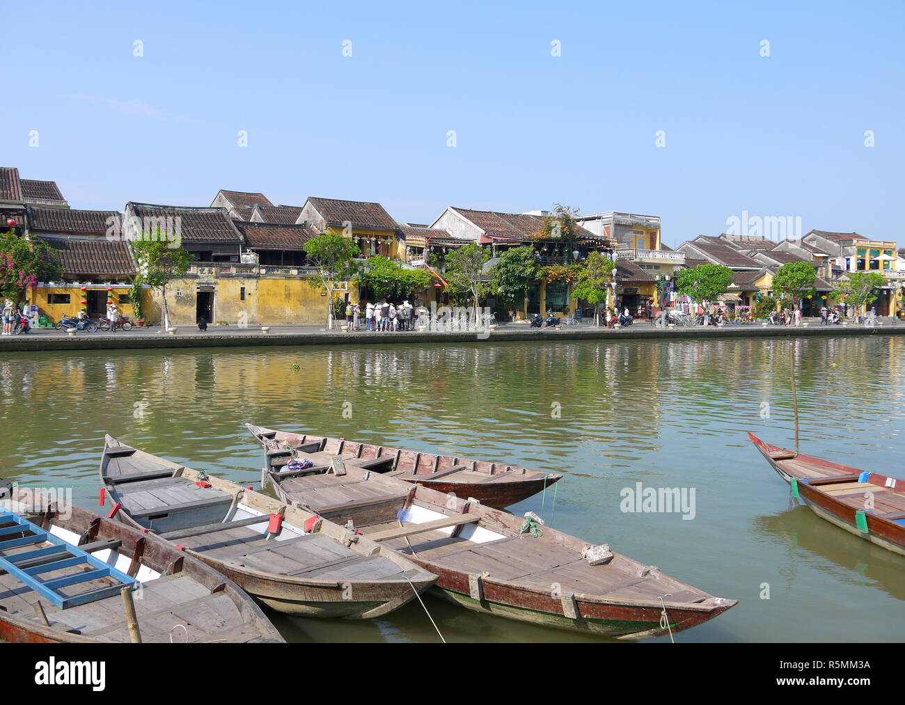 HOI AN (Vietnam), VIETNAM - 19 mars 2018 : rivière occupé dans l'ancienne ville de Hoi An avec vue sur les bateaux traditionnels, les maisons et les touristes jaune Banque D'Images