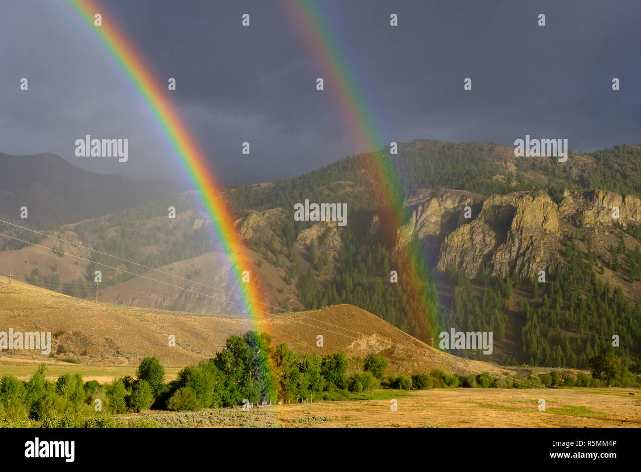 Double arc-en-ciel Arc-en-ciel et sur les montagnes du centre de l'Idaho Banque D'Images