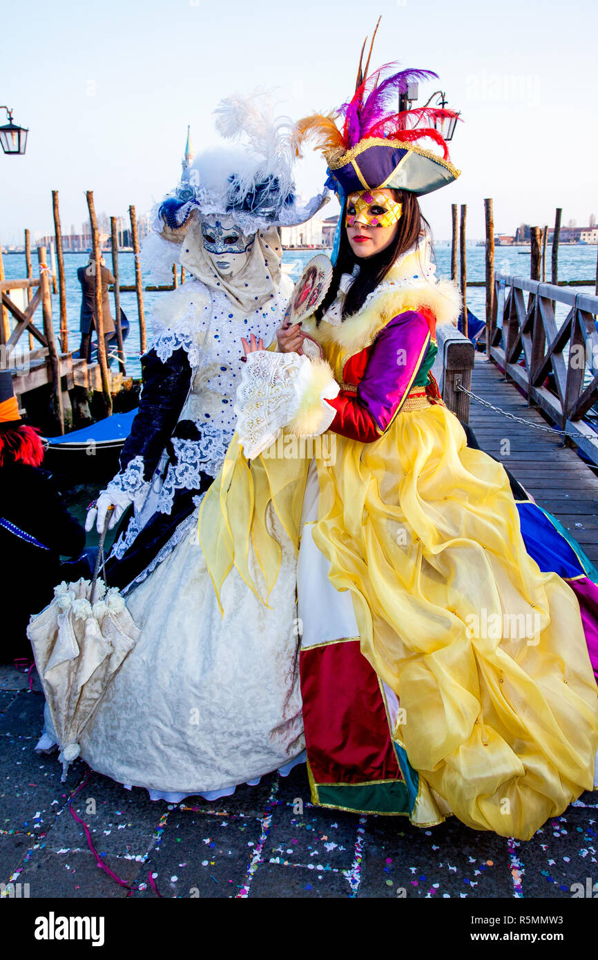 Deux personnes en costume au cours de Carnivale 2011 à Venise Italie Banque D'Images