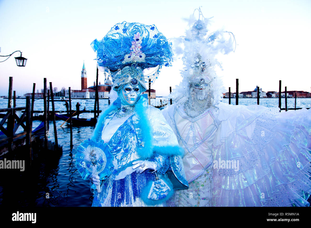 Deux personnes en costume au cours de Carnivale 2011 à Venise Italie Banque D'Images