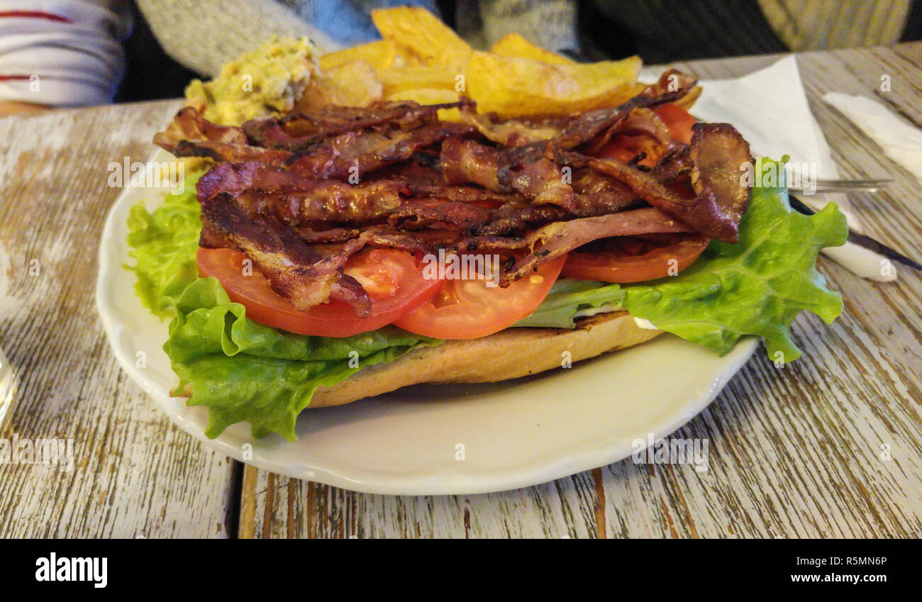 Menu Brunch plat composé de sandwich à la tomate et bacon letuce avec frites et le guacamole sur le côté. Banque D'Images