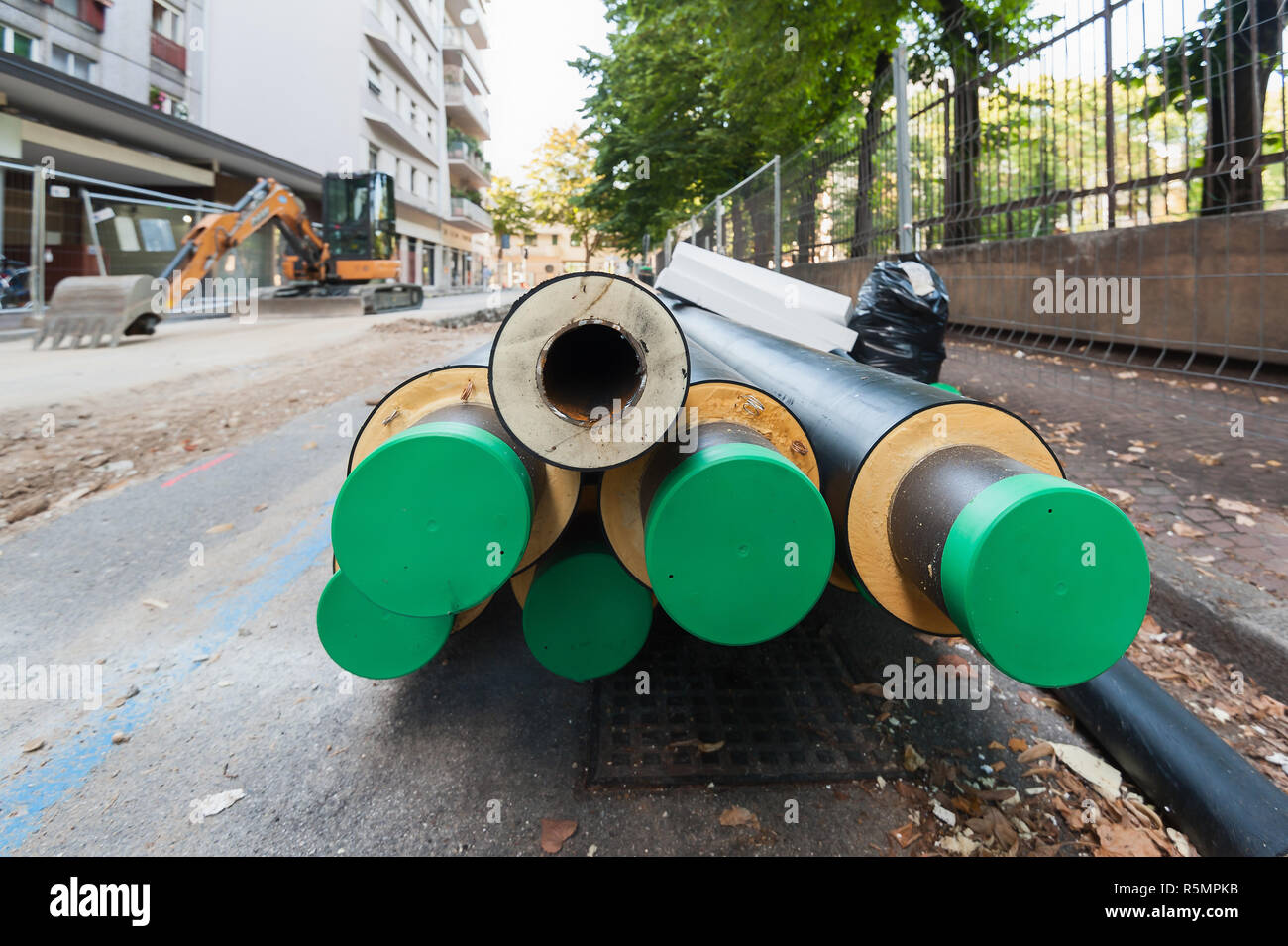 Les travaux de voirie dans la ville. L'installation de chauffage à vapeur. Banque D'Images