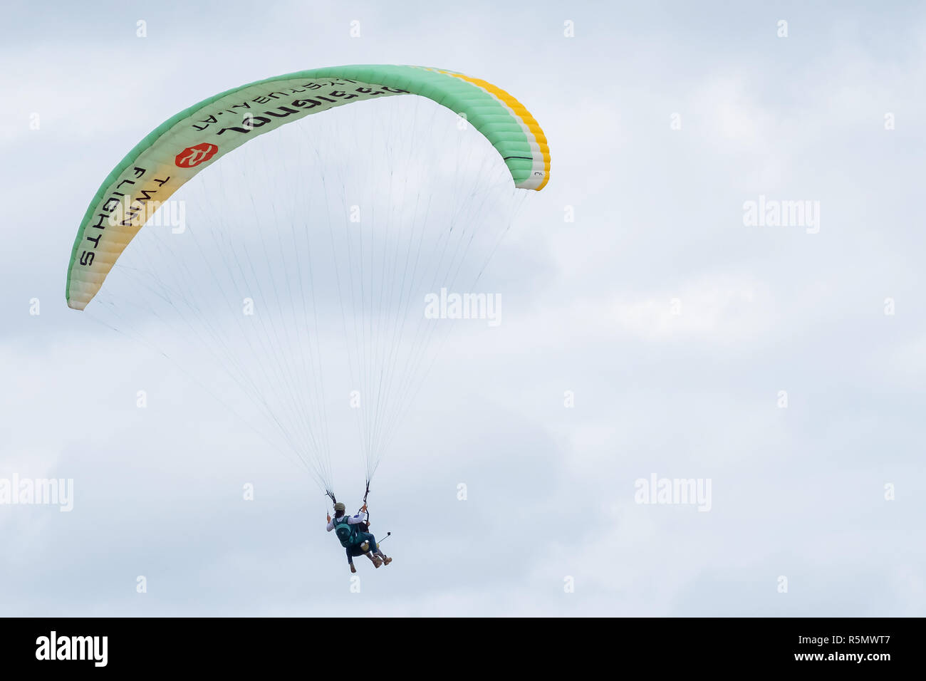 Une paire de parapente en tandem flottante sur une plage de Cuba. Banque D'Images