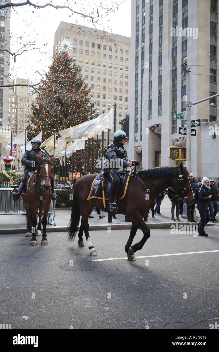 Unité montée sur agent de police NYPD fournit la sécurité du Rockefeller Plaza à Midtown Manhattan Banque D'Images