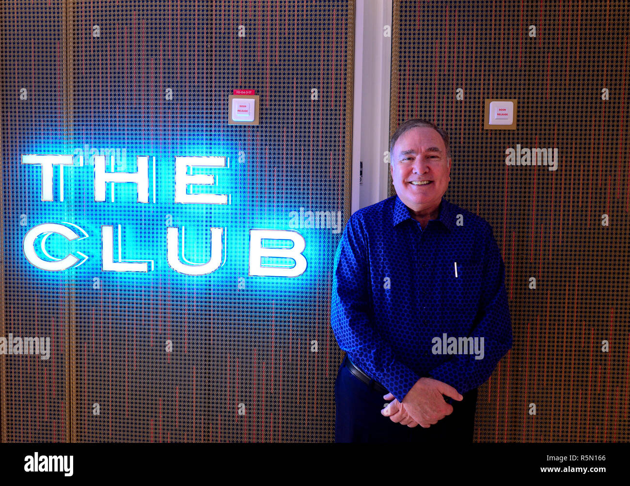 Richard Fain, président et chef de la direction de Celebrity Cruises à bord de leur nouveau navire pose, Celebrity Edge lors de son lancement, Décembre, 2018. Banque D'Images