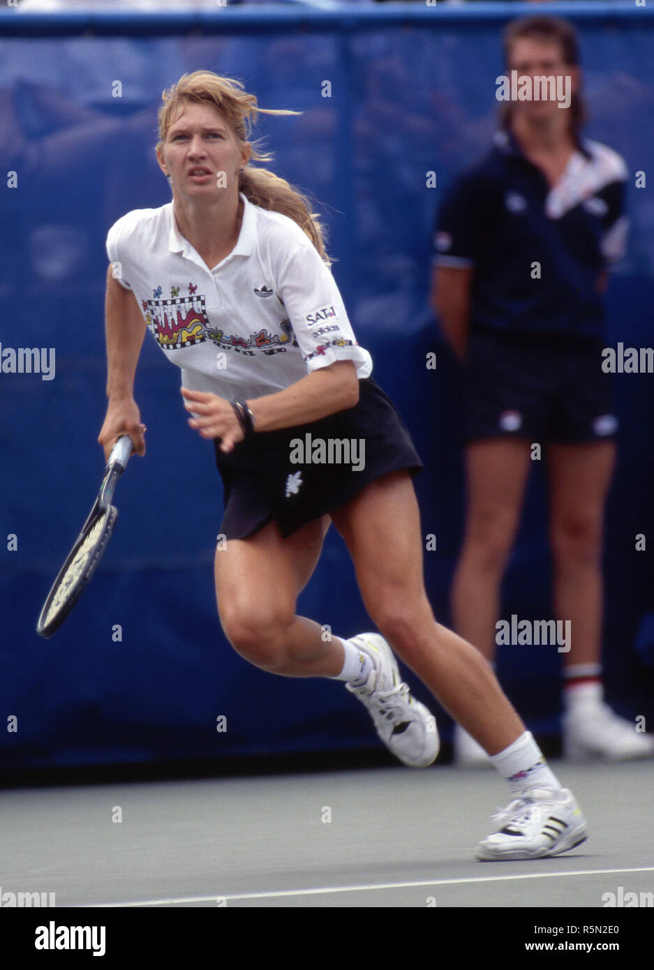 Steffi Graf talonne un tir lors d'un match à l'US Open 1989 à Flushing Meadow. Banque D'Images