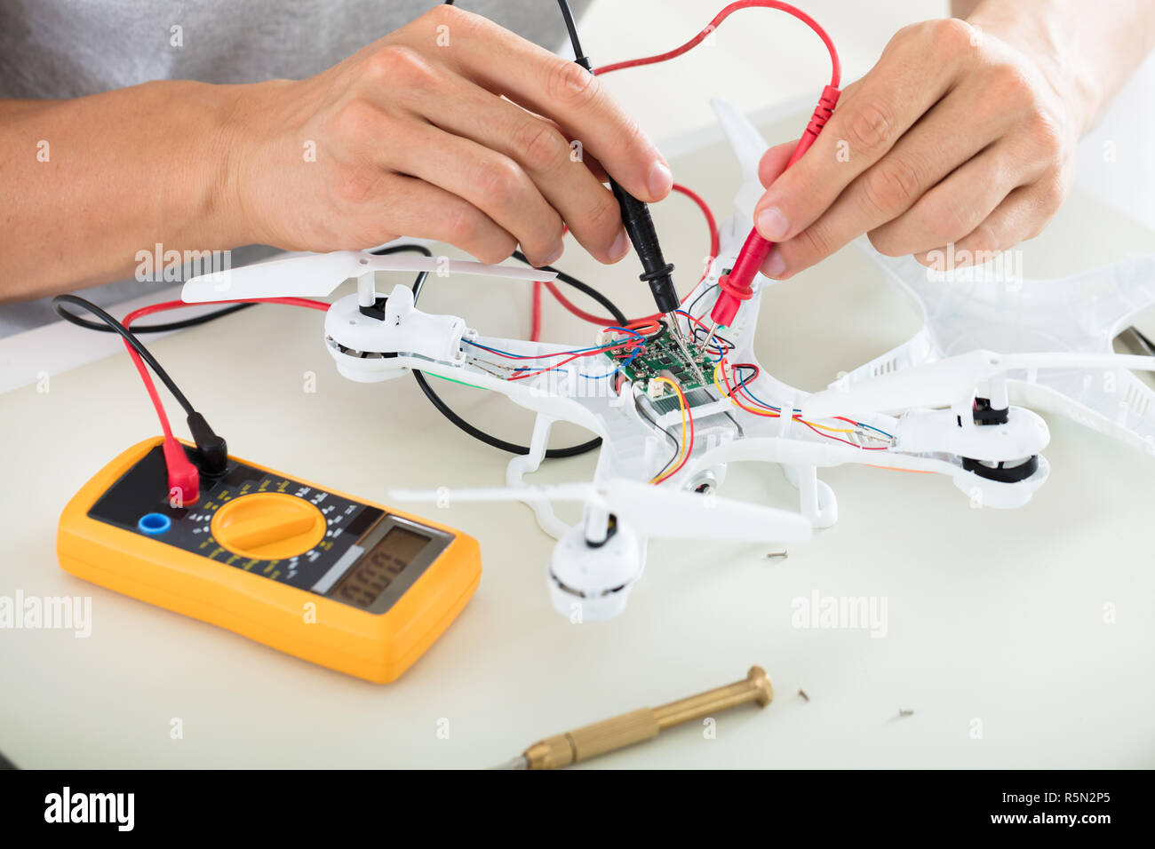 Test de l'homme courant électrique à l'aide d'un drone Tool Banque D'Images