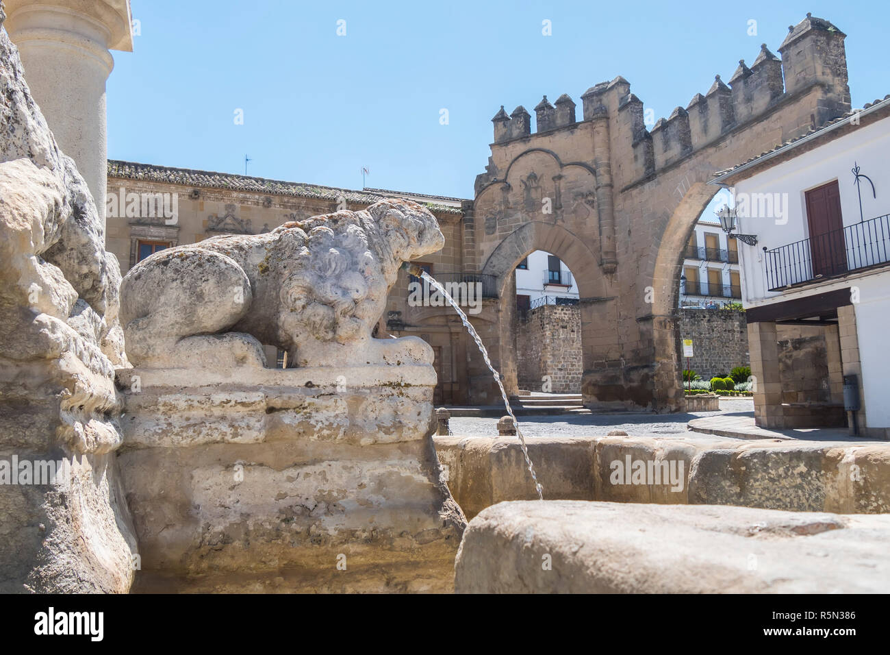 Villalar arc,Jaen gate et fontaine aux Lions, Populo square, Baeza, Jaen, Espagne Banque D'Images