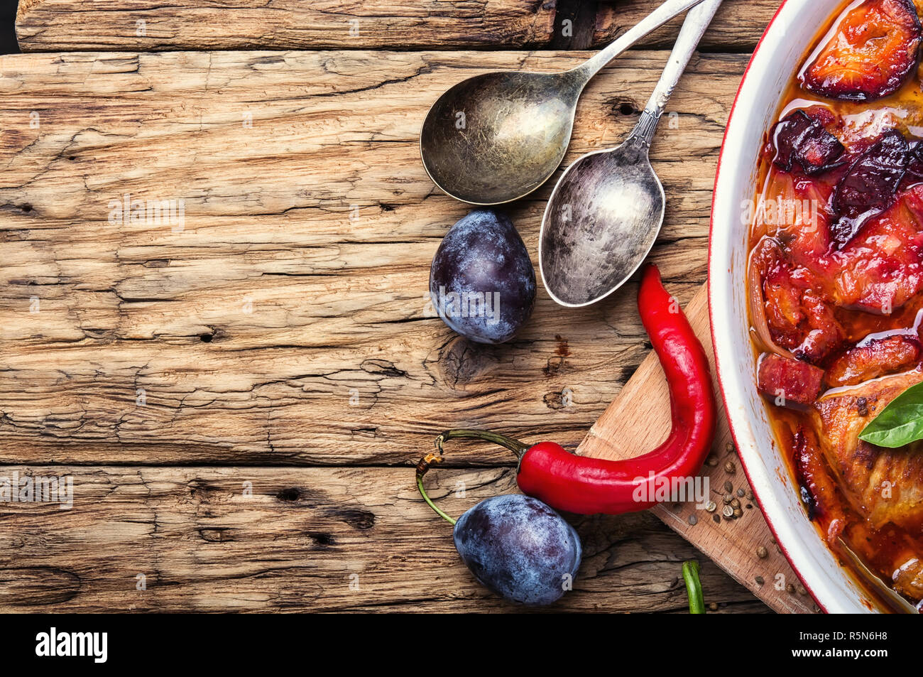 La viande en sauce aux prunes Banque D'Images