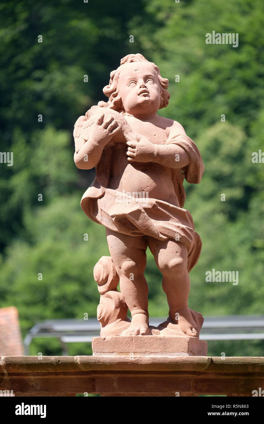 Angel, statue dans le jardin du cloître Bronnbach dans Reicholzheim près de Wertheim, Allemagne Banque D'Images