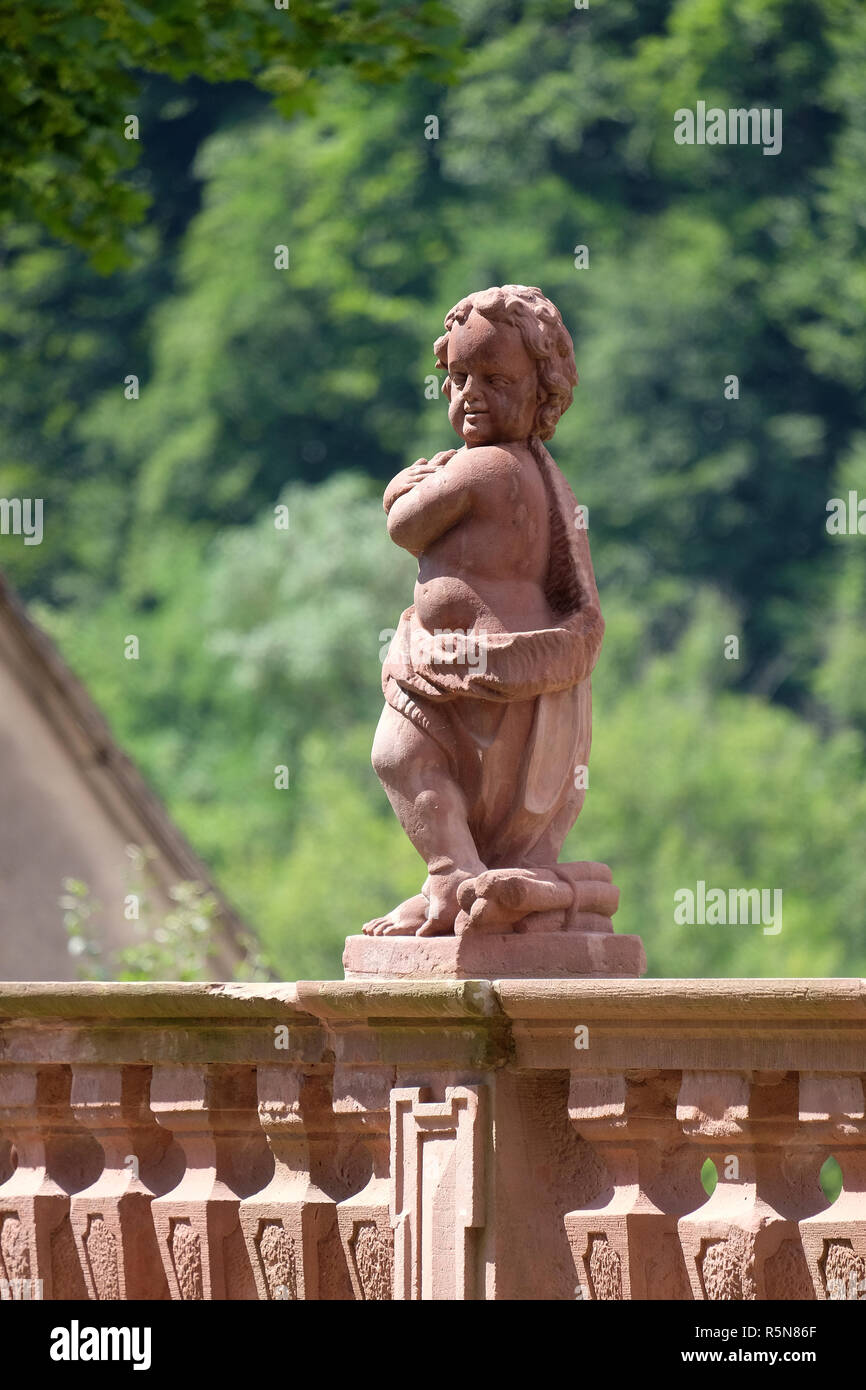 Angel, statue dans le jardin du cloître Bronnbach dans Reicholzheim près de Wertheim, Allemagne Banque D'Images