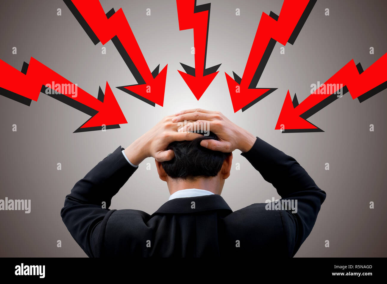 Businessman holding sa tête et sentiment de tête à propos de nombreux troubles et aucune solution pour résoudre. Banque D'Images