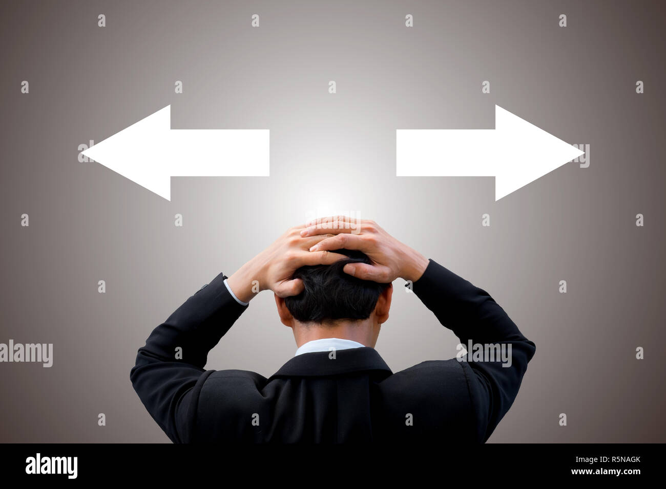 Sentiment d'affaires lors de la prise de tête qui voie pour résoudre le problème dans les affaires. Banque D'Images