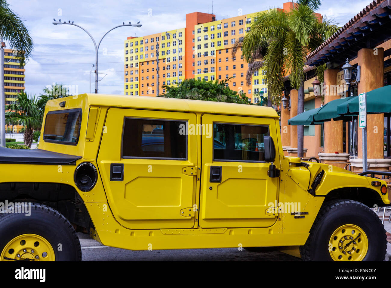Miami Florida,Springs,Hummer,GM,véhicule tout-terrain,stationnement dans la rue,véhicule,gaz guzzler,jaune,couleur vive,les visiteurs voyage touristique Banque D'Images